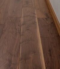 Nogal Americano 13 mm/2 mm X 18.7 cm X Largos varios hasta 2.35 m. Caja 3.92 m2, madera FAS.